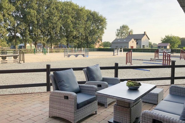 Complete and Cozy Equestrian Facility Based in the Golden Triangle
