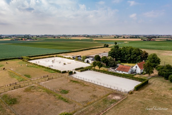 Unique equestrian complex with various possibilities on 8.9ha/22 acres